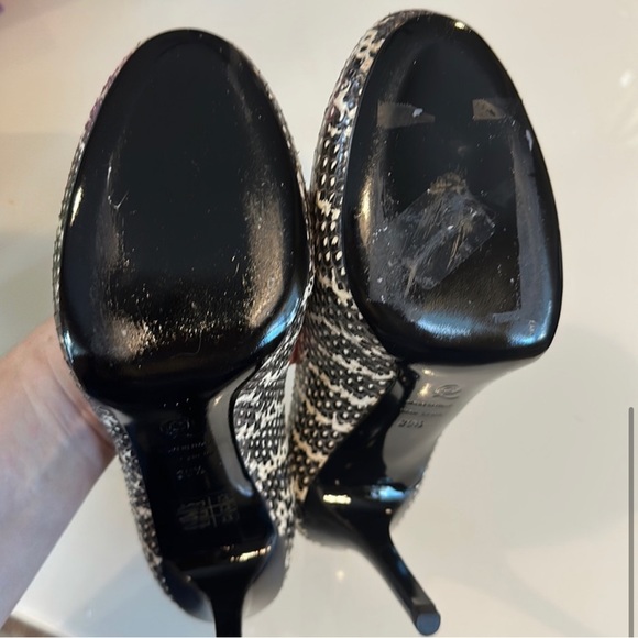 Alexander McQueen RARE black and white snakeskin round toe heels shoes size 39.5 - Picture 5 of 8